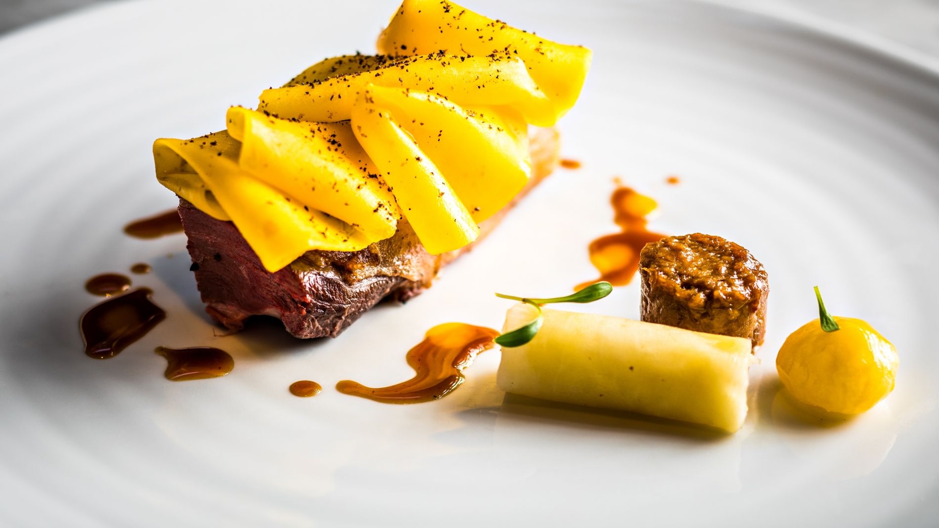 Canard fermier rôti sur os, mangue, poivre de timut, navet confit.