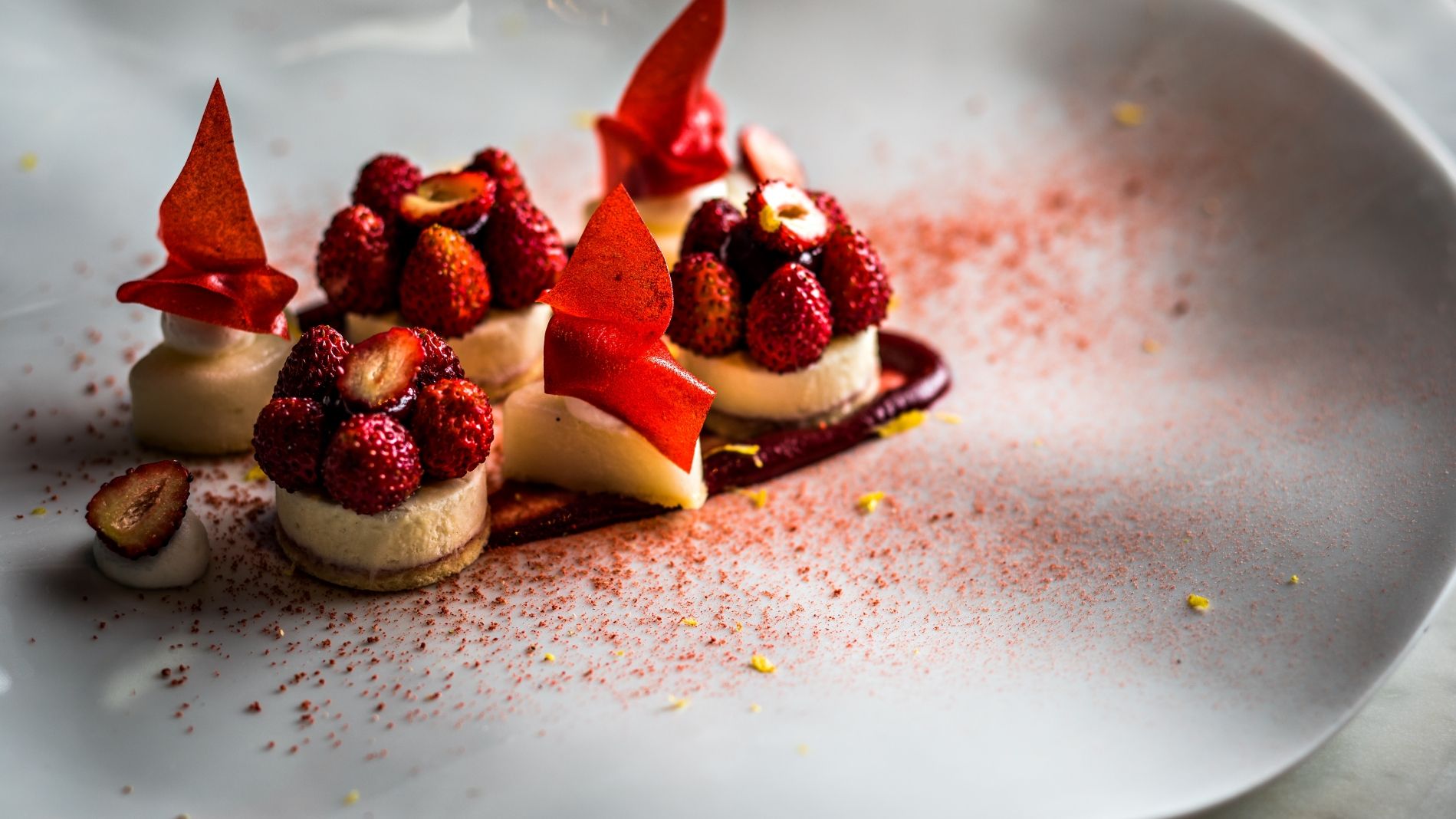 Fraise des bois, simplement marinées, Mousse à l’Amaretto, Sorbet earl grey